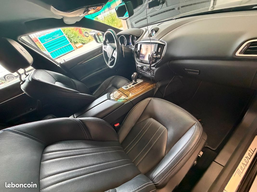 Maserati ghibli 3.0 v6 275 d a / entretien complet / set roue hiver / garantie 6 mois (image 17)