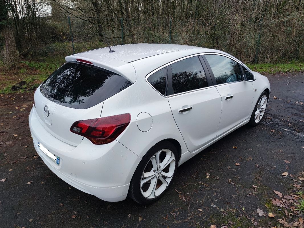Opel Astra J 1.7 CDTI 110 édition Black & White - Voitures