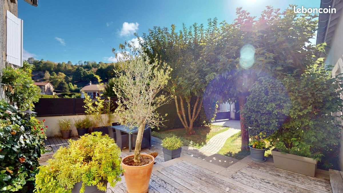 Maison 5 pièces 220 m² · à Le Chambon-Feugerolles · 220 m² · 295 000 €