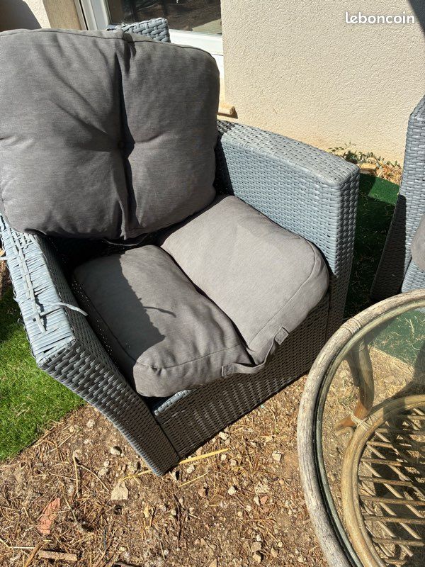 Vend salon de jardin et 2 chaise longue dont une où le repose tête ne ce soulève plus (image 2)
