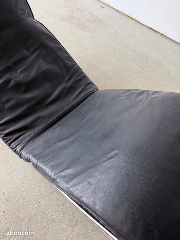Chaise longue modèle LC4 par Le corbusier, Charlotte Perriand et Pierre Jeanneret en chrome et cuir (image 5)