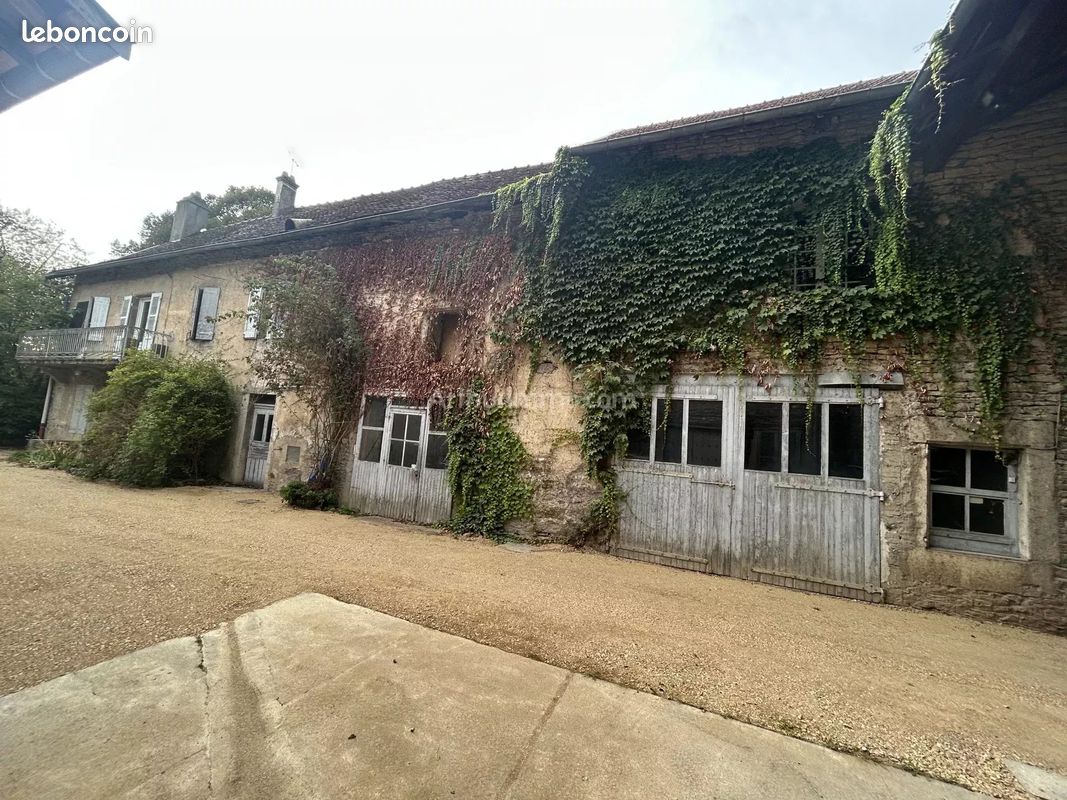 Local commercial 7 pièces 156 m² · à Montalieu-Vercieu · 156 m² · 210 000 €