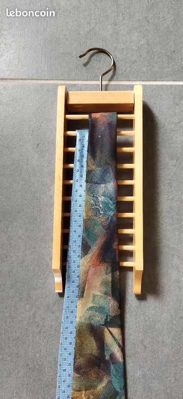 Porte foulard ou cravate en bois (image 3)