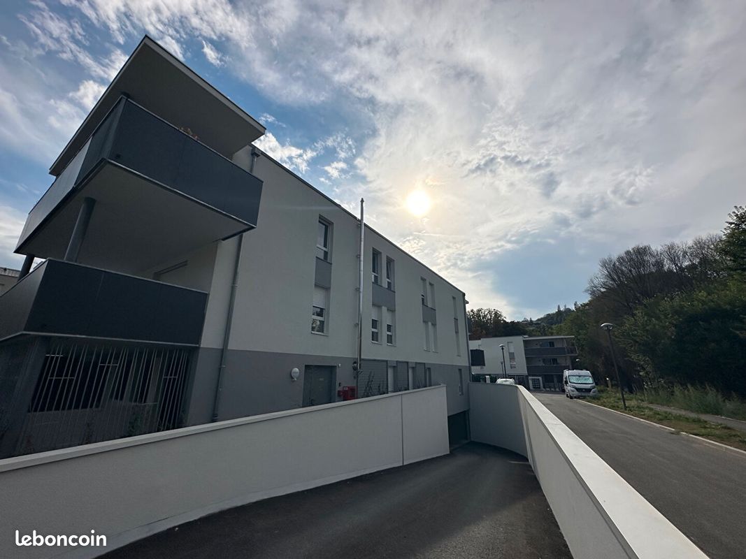 Parking 16 m² · à Cognin · 16 m² · 72 €/mois