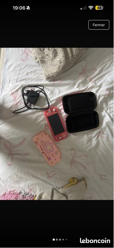 Switch lite rose avec accessoires pratiquement neuf (image 1)
