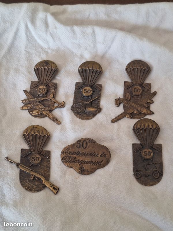 Pin's 50ème Anniversaire Du Débarquement En Normandie - Badge Vintage Commémoratif - Occasion