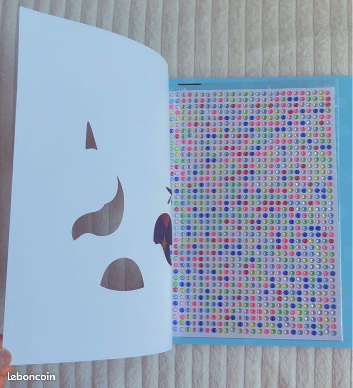 Cahier de coloriage avec 1000 strass autocollants (image 2)