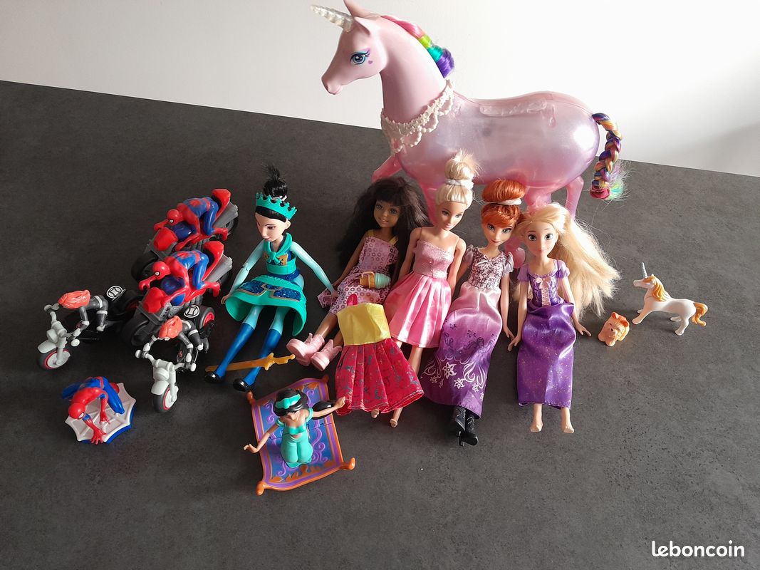Lot poupées (image 1)