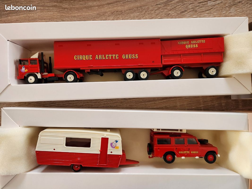 Verem 828 Le Cirque Arlette Gruss Renault Tractor & Trailers with a Horse | #513389692