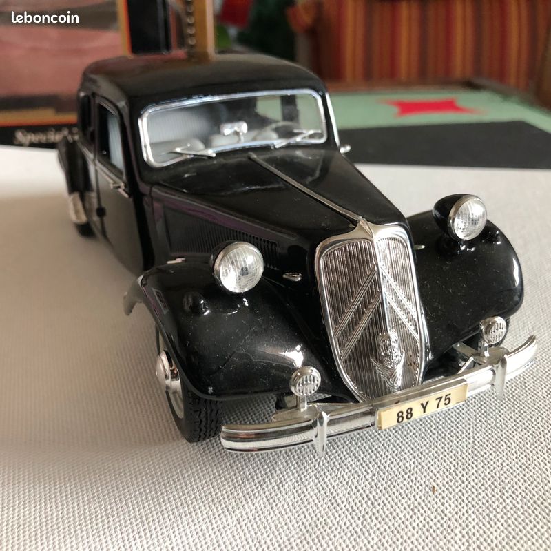 Voiture de collection Citroën Maisto 15 CV 6 Cyl 1952 - Label Emmaüs
