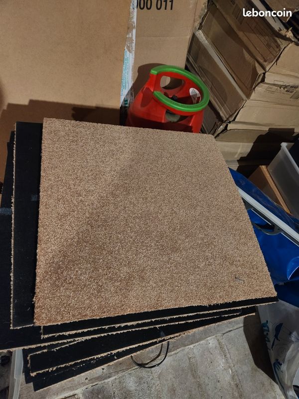 Dalle moquette 50×50 beige clair environ 40 m2 (image 2)