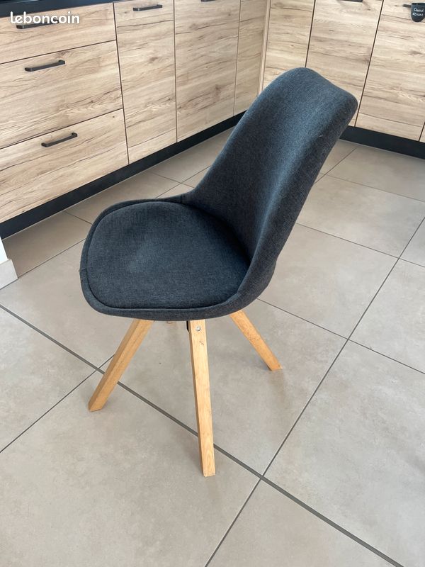 Chaise grise en tissus (image 1)