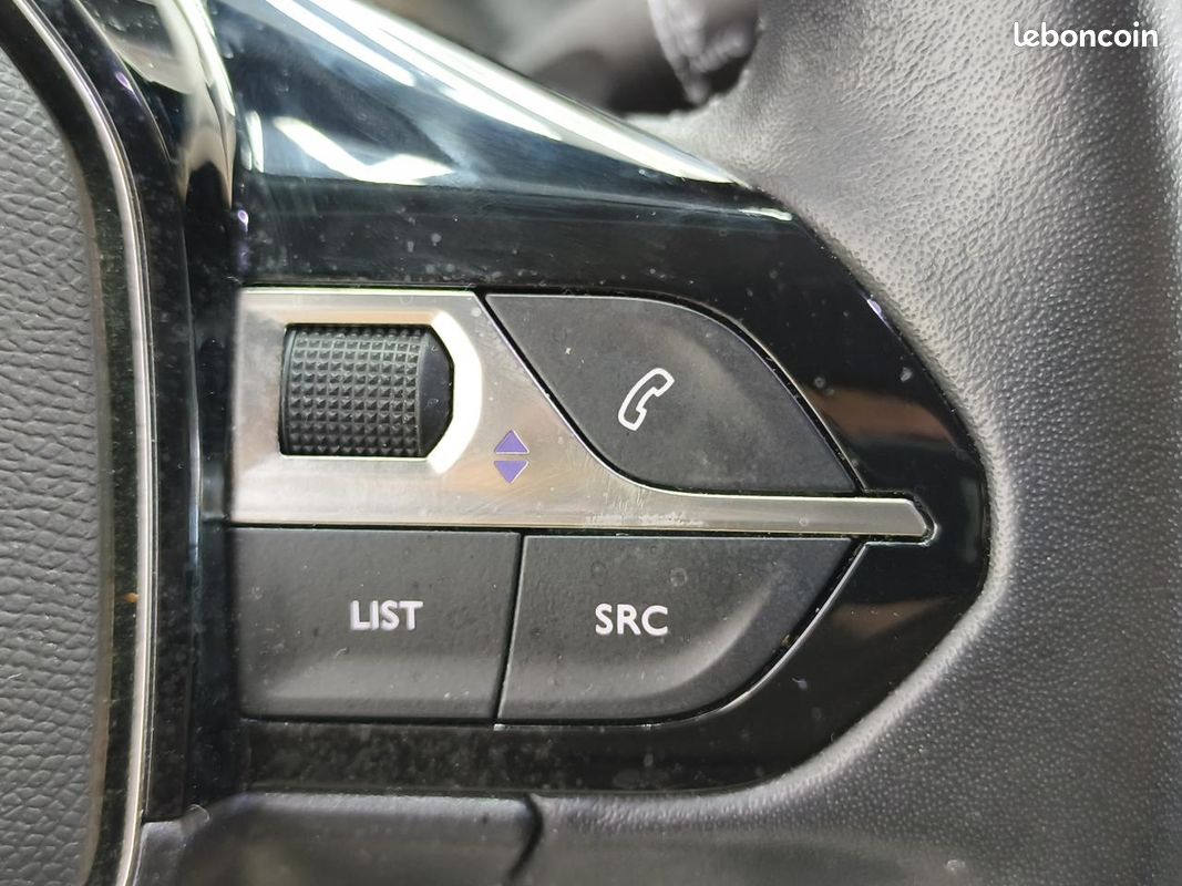 PEUGEOT 2008 1.2i ESSENCE 12V S&S 100 CV Allure Pack / KEYLESS / SUIVIE COMPLET / GPS / CAMERA RECUL / GARANTIE (image 20)