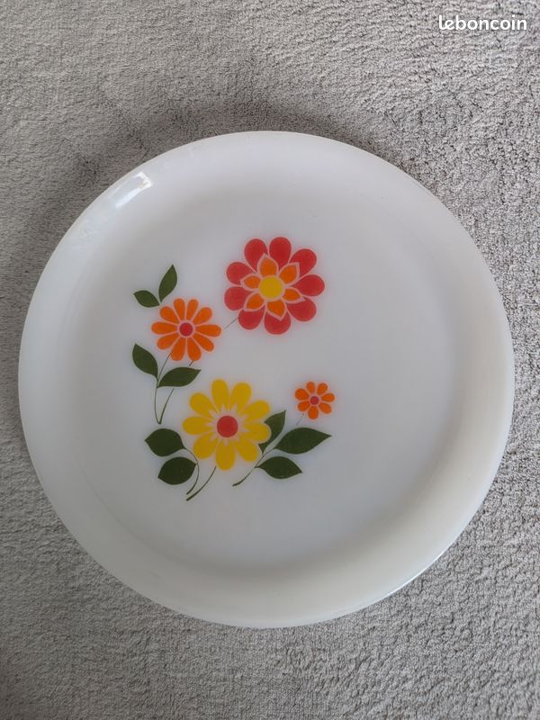 Assiete plate motif fleurs Arcopal diamètre 24cm (image 1)