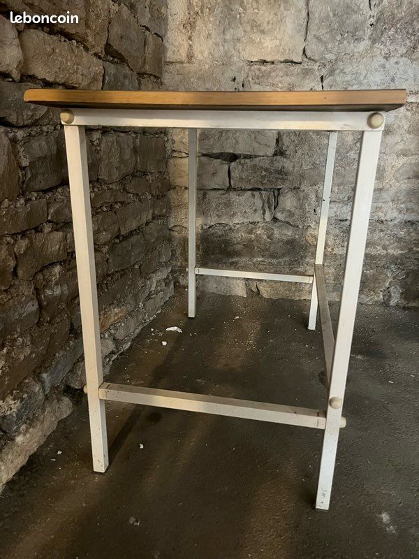 Table solide 99 x 78 x 53,5 pouvant aussi servir de bureau (image 2)