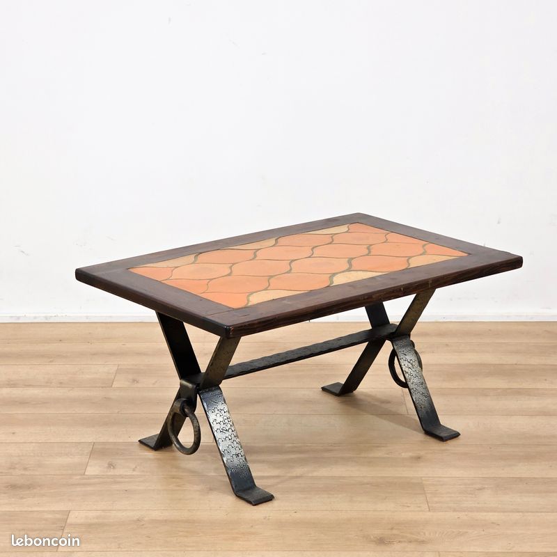 Table basse contemporaine avec base en métal et plateau en verre