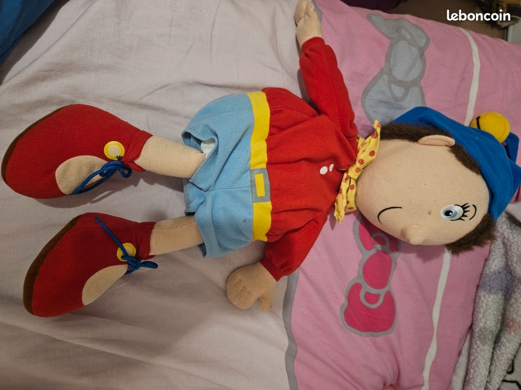 Oui oui peluche pour ranger un pyjama (image 3)