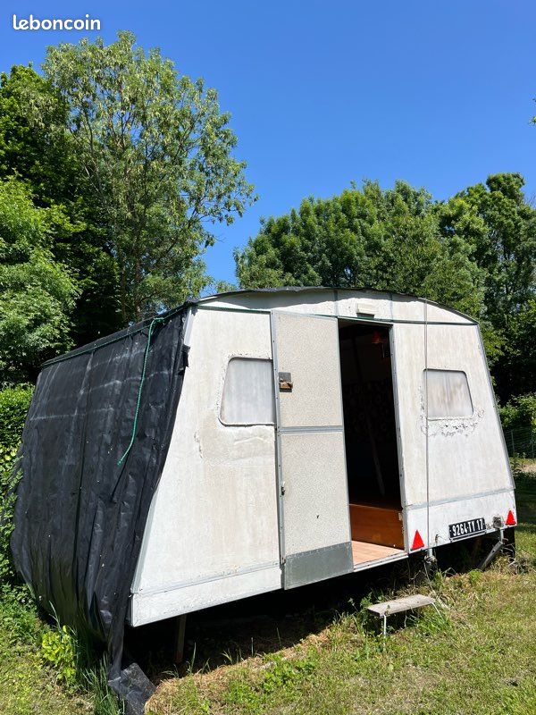 Caravane ancienne - modèle Rapido (image 1)