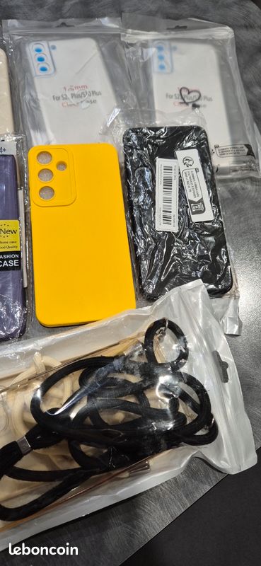 Coques Samsung Galaxy S24+ plus
État proche du neuf.
Vendu avec boîte d'origine, des coques, écran protection et anti espion.
Pas d'échange merci (image 4)