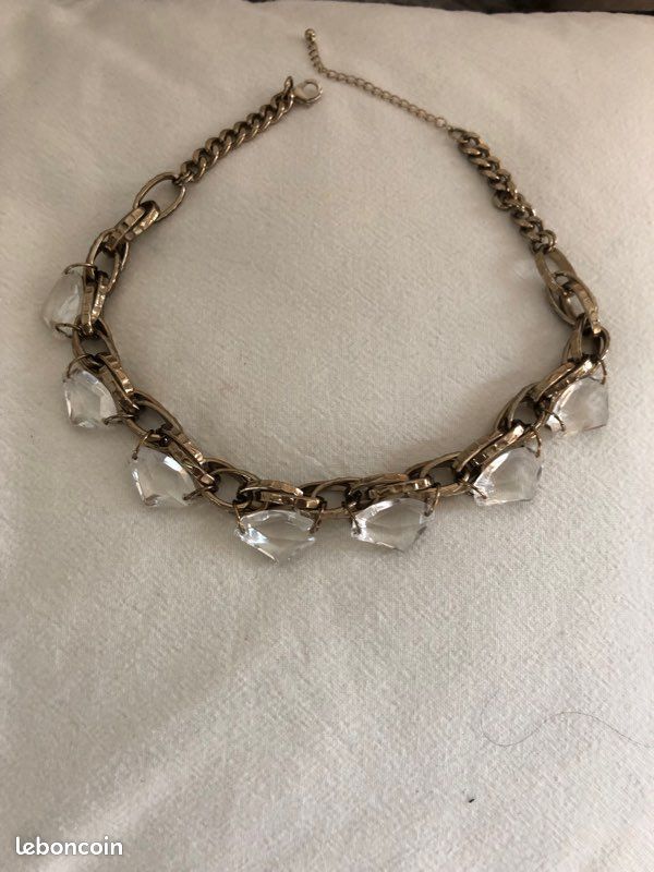 Collier chaîne doré et verroterie (image 1)