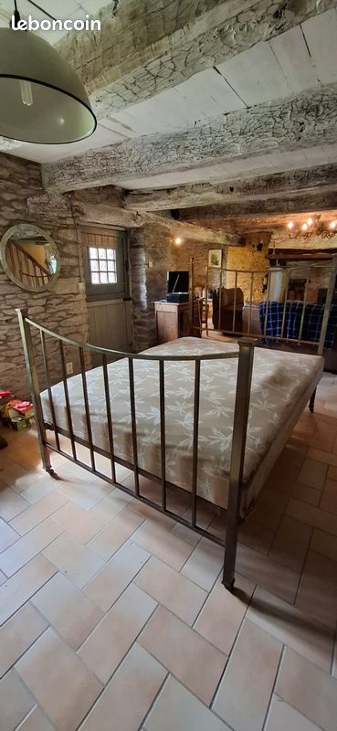 Lit double d'occasion - Cadre en métal et sommier en bois avec surmatelas (À venir chercher sur place) (image 1)