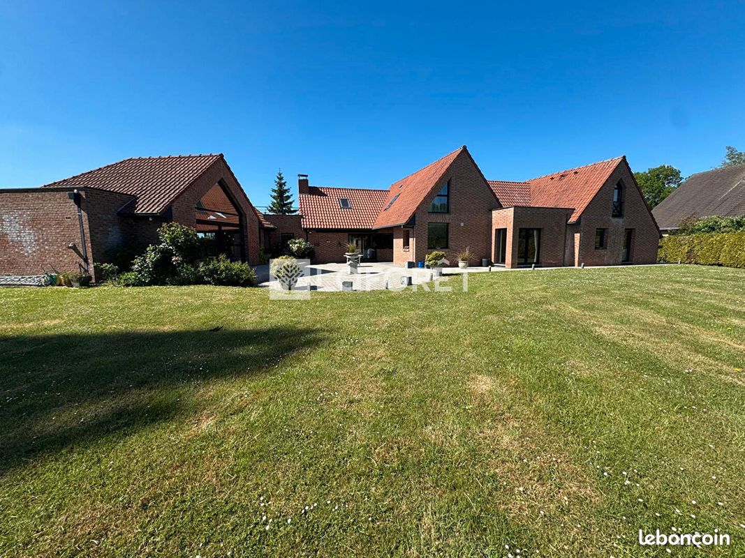 Maison 9 pièces 402 m² · à Mouchin · 402 m² · 990 000 €