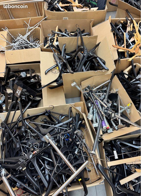 Lot de 50 cintres solides – 20 le tout (image 1)
