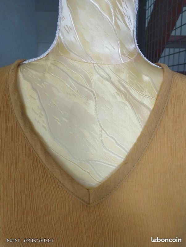 Haut à manches courtes jaune ocre chaud La Fée Maraboutée - Tissu gaufré fluide et léger - 40 (image 4)
