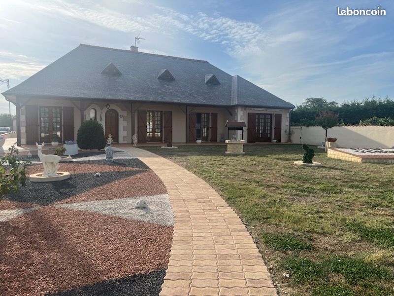 Maison 6 pièces 180 m² · à Queaux · 180 m² · 275 000 €