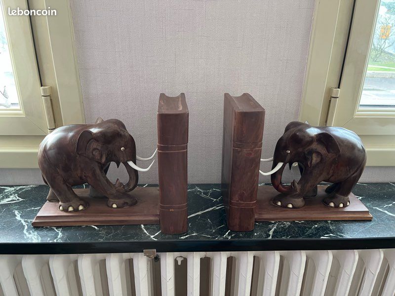 Serre livres éléphants de bois - France