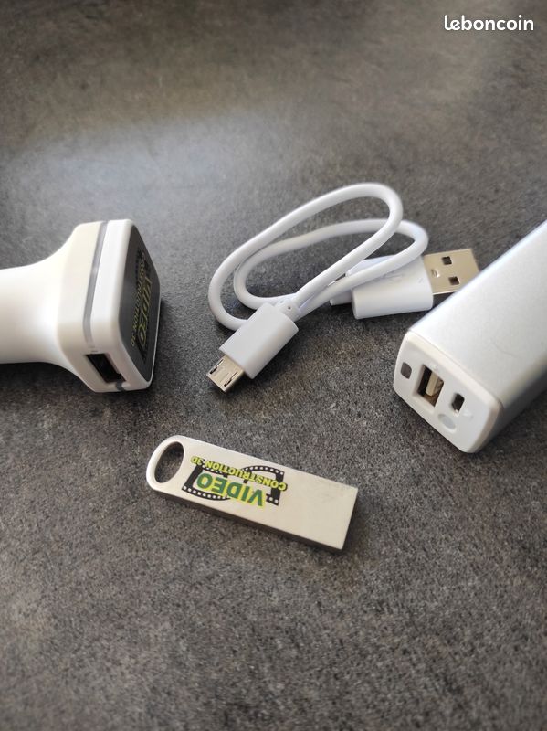 Clé USB Dane-elec 2Go + Batterie Rechargeable Avec 7 Adaptateurs MP3/MP4