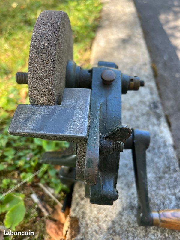 Ancienne Pince à Meuleuse à Main - Manivelle Et Banc, Outil Vintage Bon état