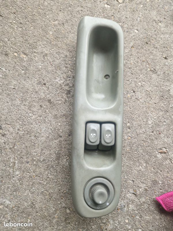 Bouton vitre électrique twingo 1998 (image 1)