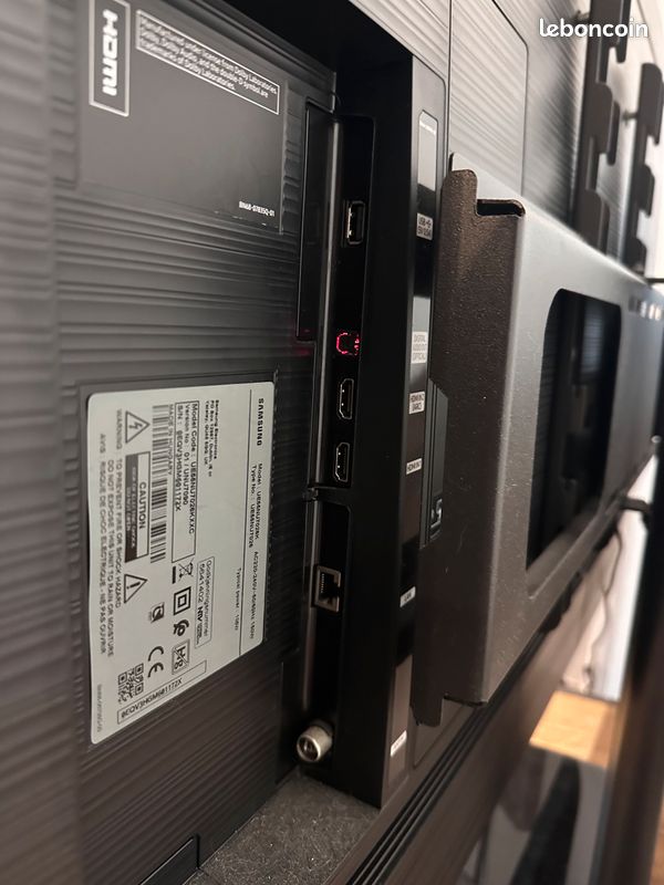 Télévision Samsung 4K 140cm (image 2)