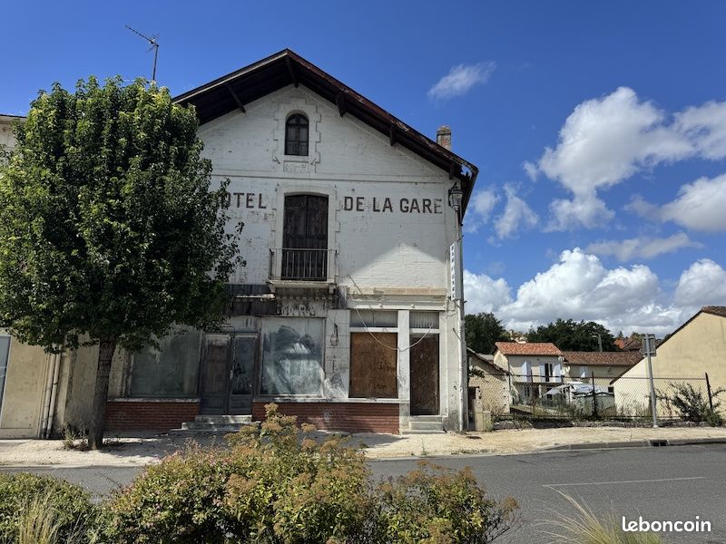 Maison 1 pièce 400 m² · à Chalais · 400 m² · 126 000 €