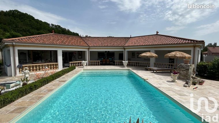 Villa 5 pièces 240 m²