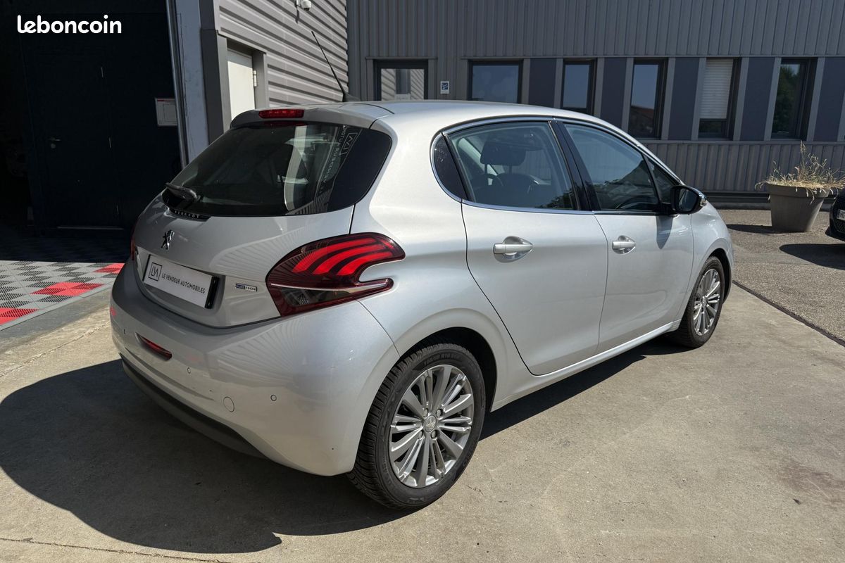PEUGEOT 208 1.2i - 82 Allure (image 6)
