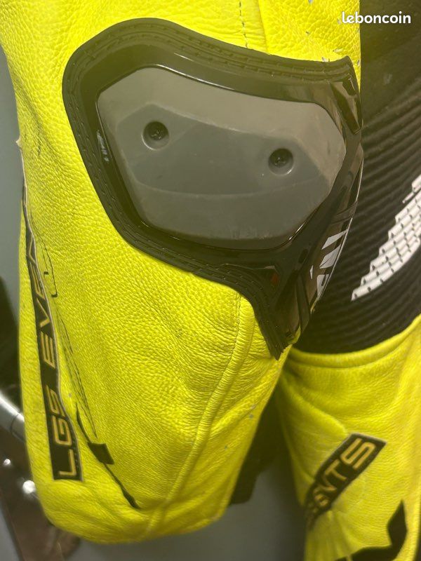 Combinaison moto en cuir de la marque Ixon, modèle Vortex 3 (coloris noir et jaune fluo) (image 3)