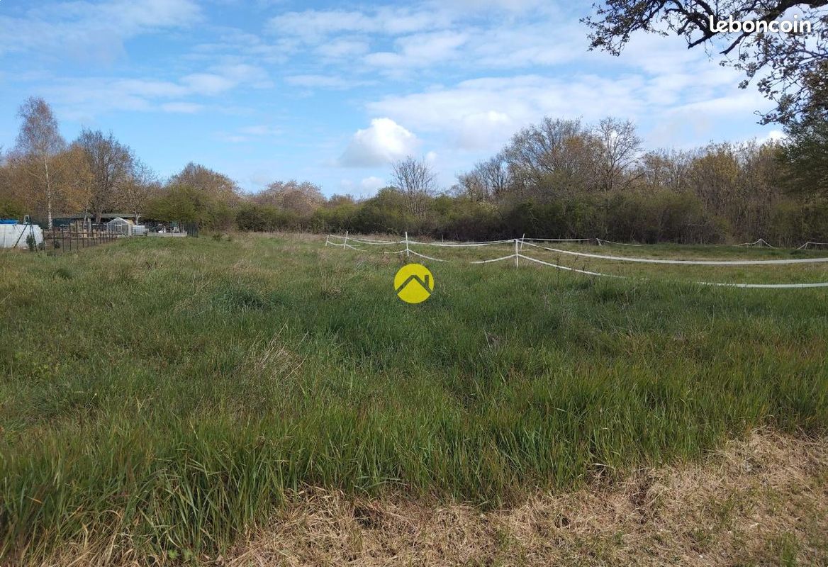 Superbe terrain a batir · à Saint-Amand-Montrond · 20 000 €