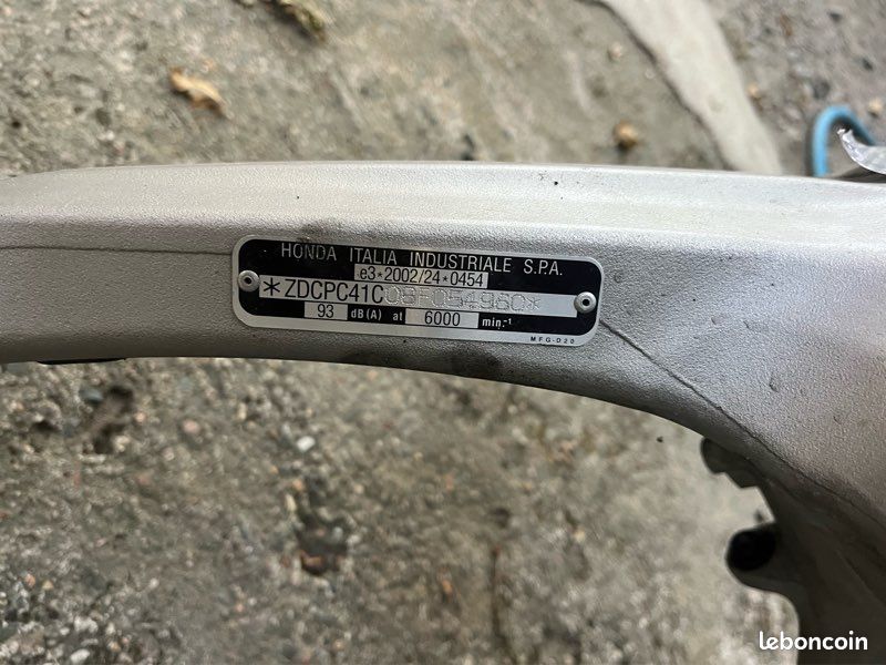 PLATINE REPOSE PIED passager gauche origine Suzuki 650 SV 2017-2020
