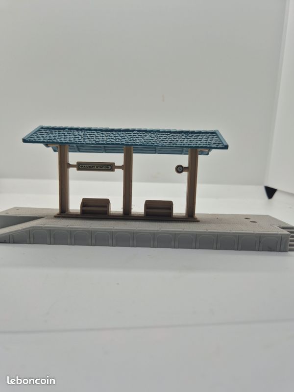 Maquette MKD Gare Routière N°625 - Kit Non Assemblé Plastique - Échelle Normale