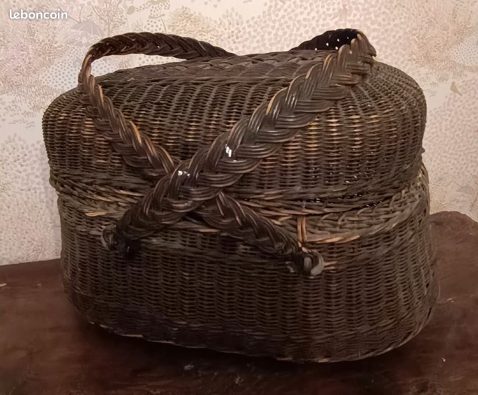 Panier en rotin noir (image 1)