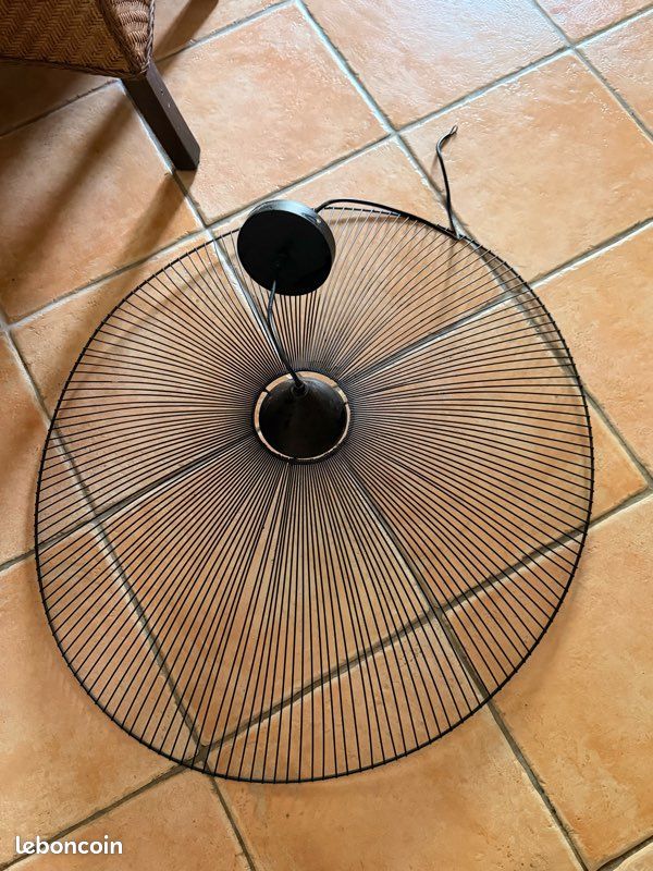 Grande suspension noire en fils métallique (image 2)