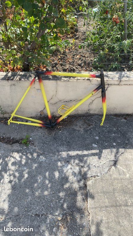 Cadre de velo acier très léger peinture refaite (mais mal faite) (image 1)