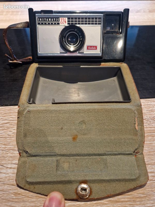 Kodak Eastman: Instamatic 224 Price Guide: estimate a camera