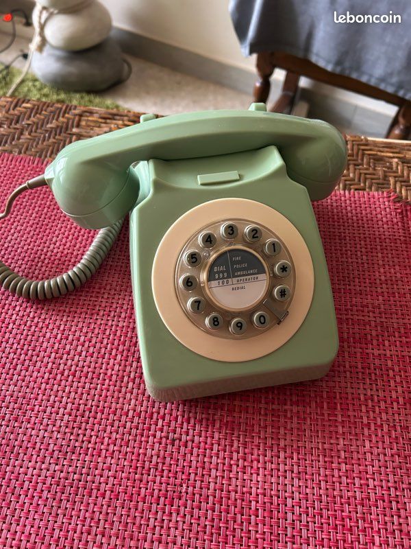 Vintage PTT telephone Digitel 2000 green CGCT from 1981 – La Roue du Passé Vintage PTT telephone Digitel 2000 green CGCT from 1981 – La Roue du Passé