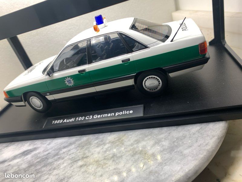 Triple9 1:18 Audi 100 C3 police Année de construction 1989 vert / blanc