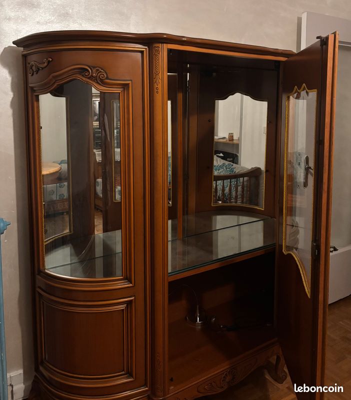 Buffet avec miroirs et lumières (image 1)