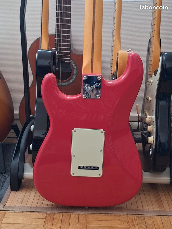 Fender American Professional Classic Strat RW uniquement face à face région courbevoie la défense Hauts-de-Seine 92 paiement en espèces ou virement bancaire pas d'échange possible prix fixe (image 3)