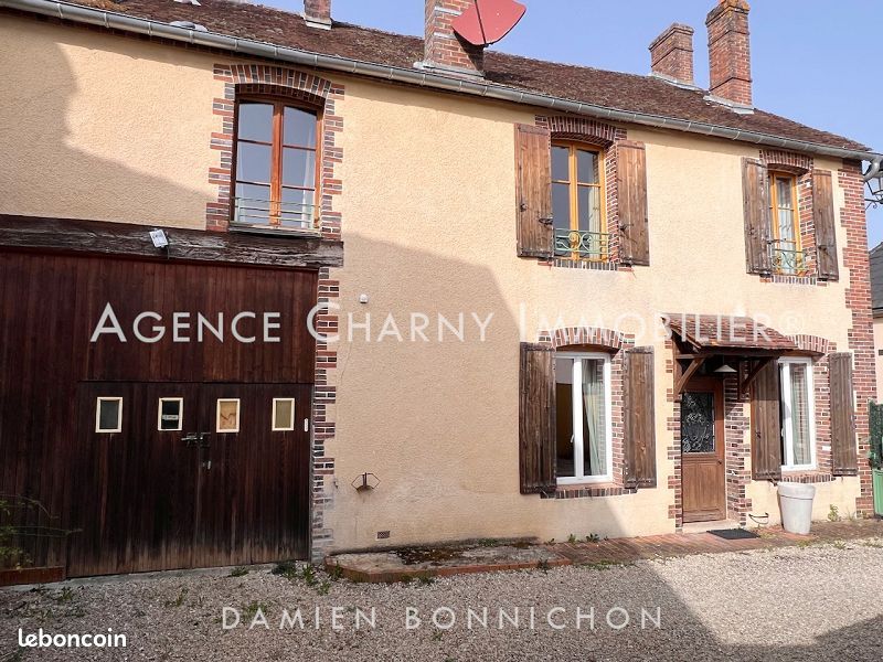 Maison 15 pièces 308 m² · à Charny Orée de Puisaye · 308 m² · 294 000 €
